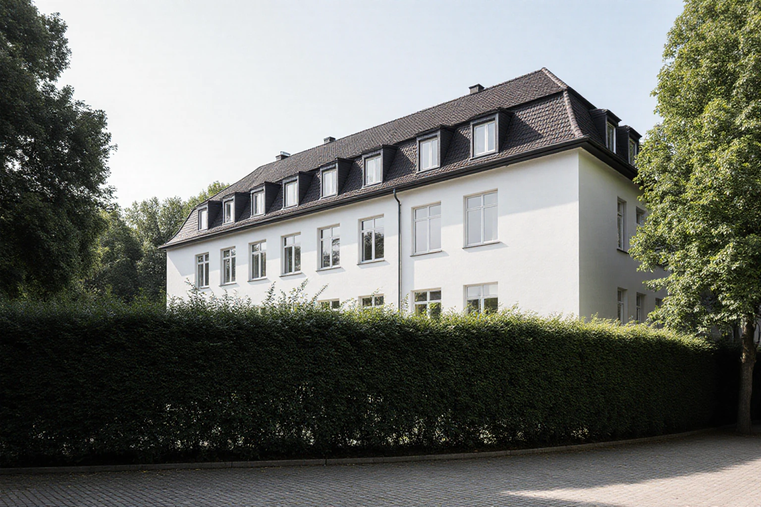 Bestehendes deutsches Bürogebäude mit Hof und Grundstück